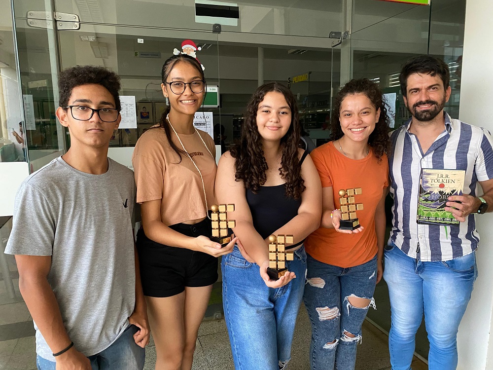 Monitor Gustavo Filipe, servidor Eduardo e as participantes que receberam o “Troféu CLIF de Leitoras Destaque”